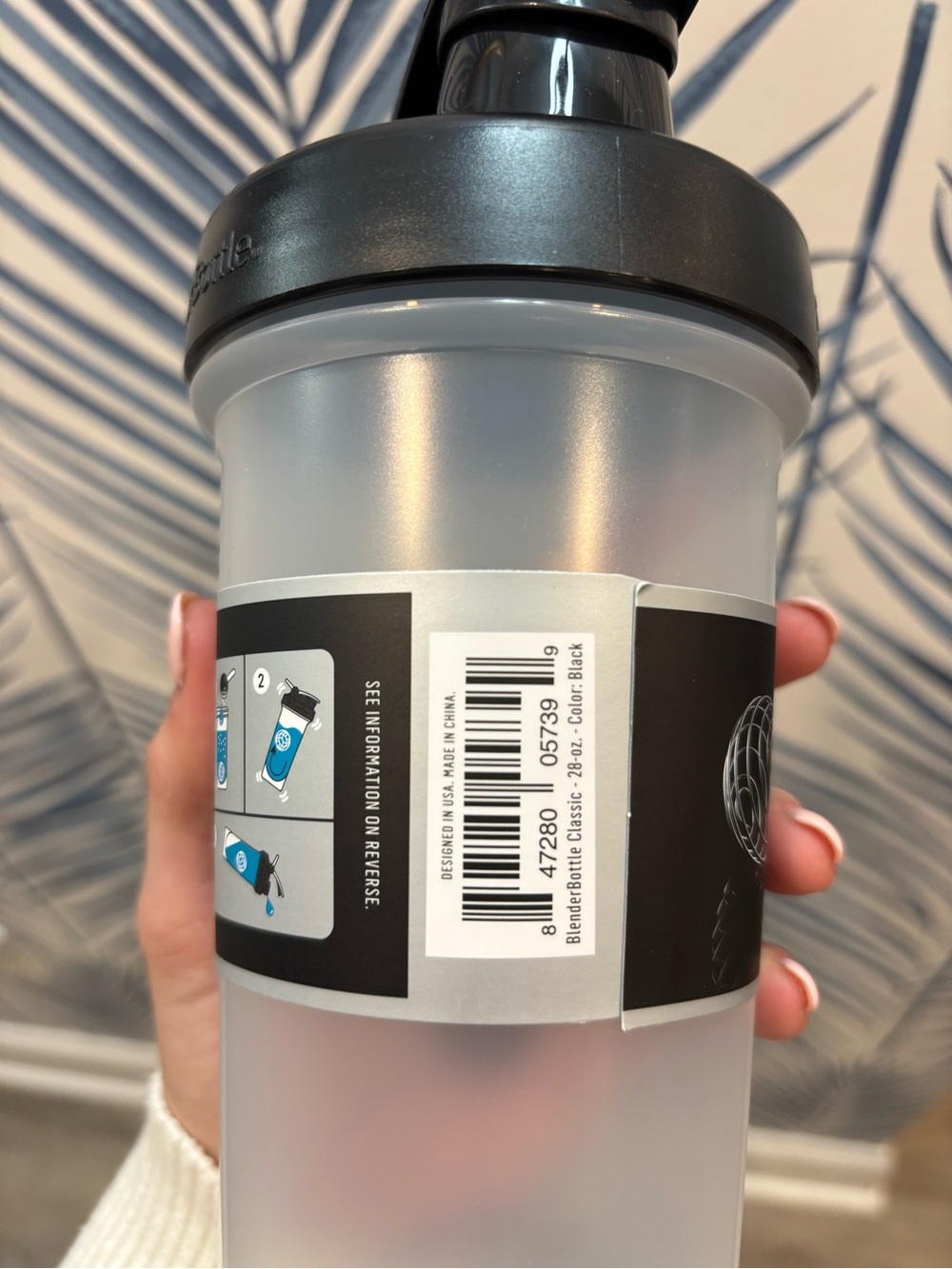 BlenderBottle Classic V2 Shaker Bottle, 28-Ounce, Clear/Black - Picture 7 of 8